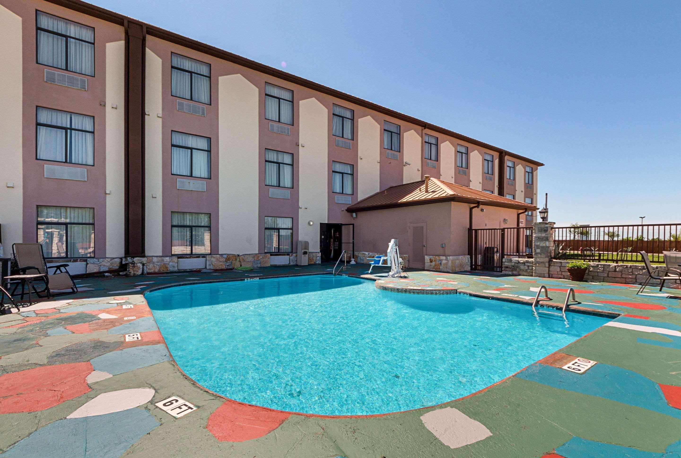 Quality Inn & Suites Buda Exterior foto